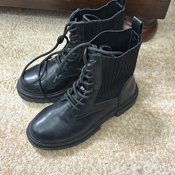 BlACK BOOTS size 7 - Picture 2 of 6